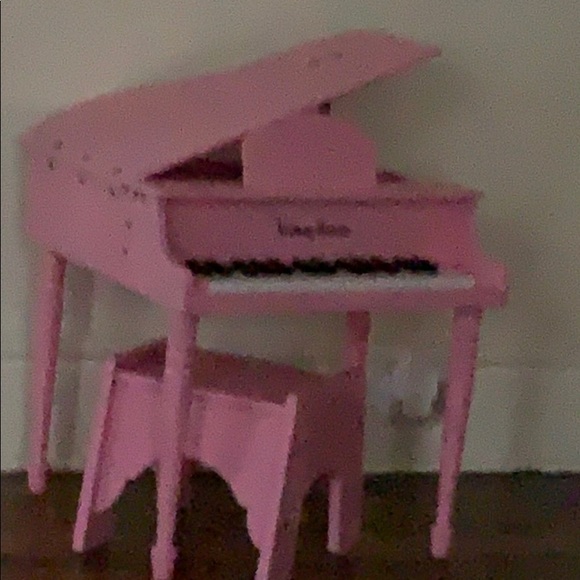 Meet your Posher, Nicole - Picture 1 of 1